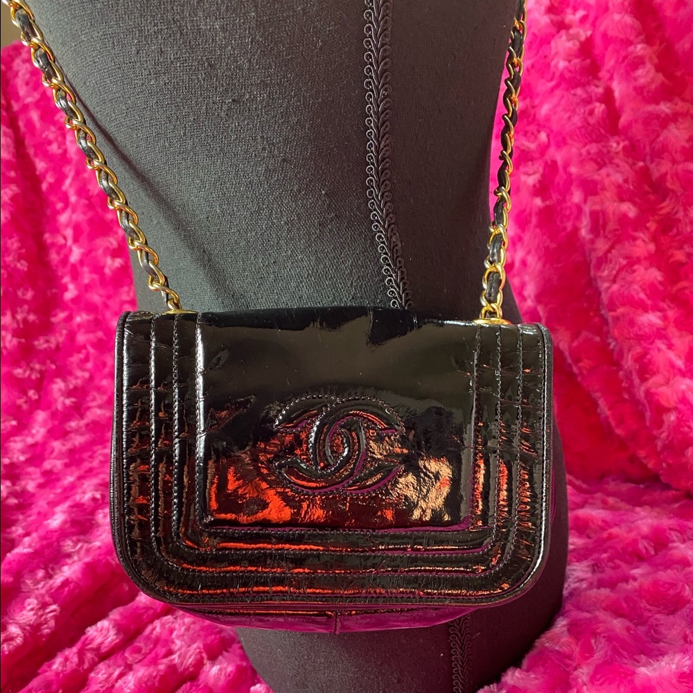 CHANEL Vintage black patent crossbody